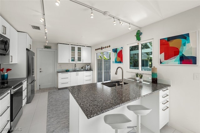 kitchen with stainless steel electric range oven, visible vents, glass insert cabinets, a sink, and fridge