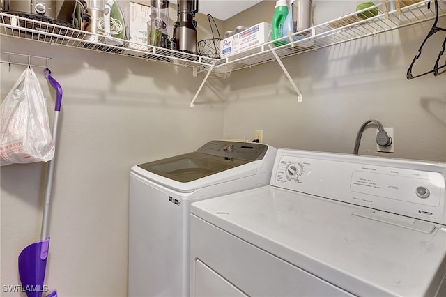 laundry room with washing machine and dryer