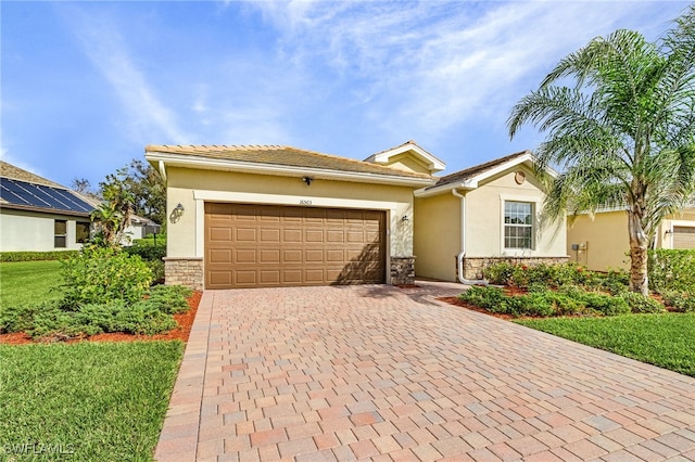 view of front of property featuring a garage and a front yard