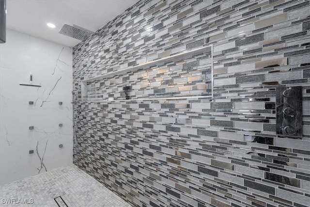 bathroom featuring tiled shower