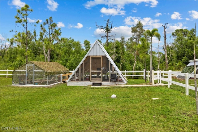 view of yard featuring an outbuilding