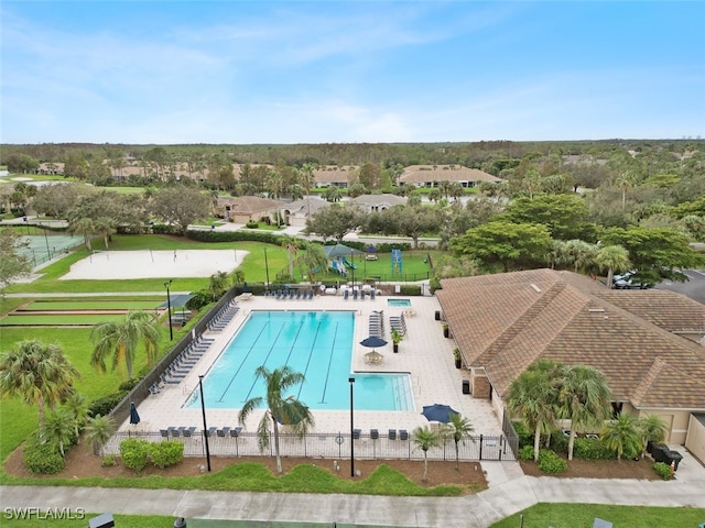 view of swimming pool