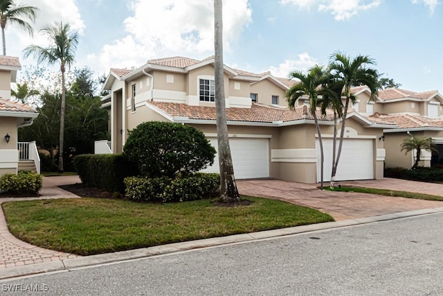 view of front of property featuring a front lawn and a garage