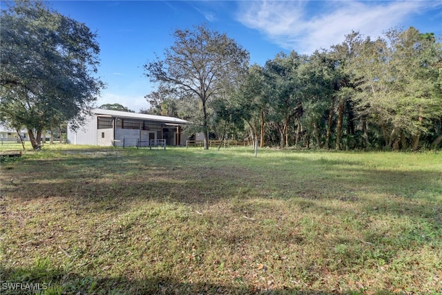 view of yard featuring an outdoor structure