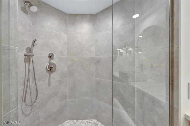 bathroom featuring a tile shower