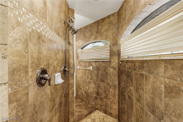 bathroom featuring a tile shower