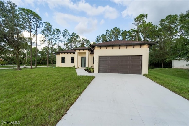 view of front of property featuring a front yard and a garage