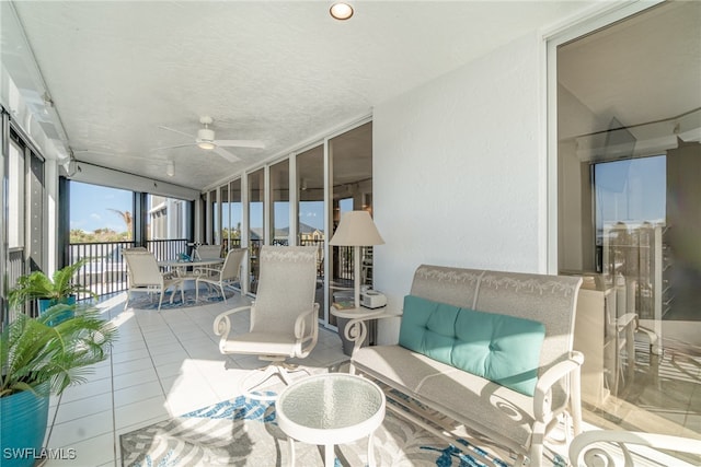 sunroom with ceiling fan