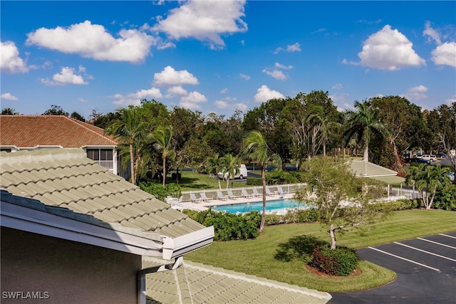 view of swimming pool featuring a yard