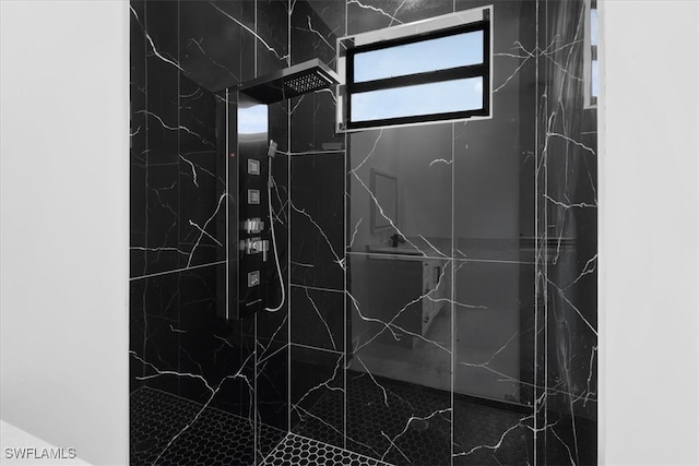 bathroom featuring a tile shower