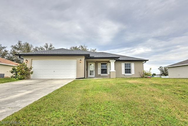 view of front of house featuring a front lawn and a garage