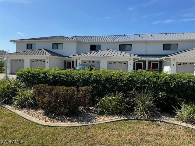 view of front of house featuring a front lawn