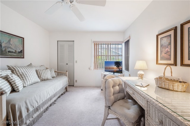 carpeted living room featuring ceiling fan