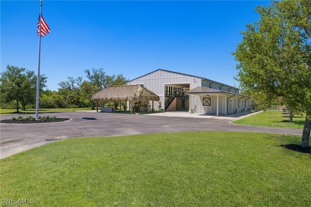 view of front of home featuring a front yard and a carport