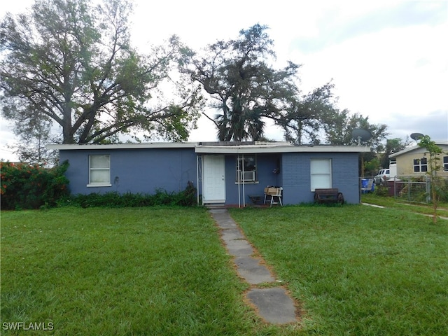 view of front of home featuring a front yard