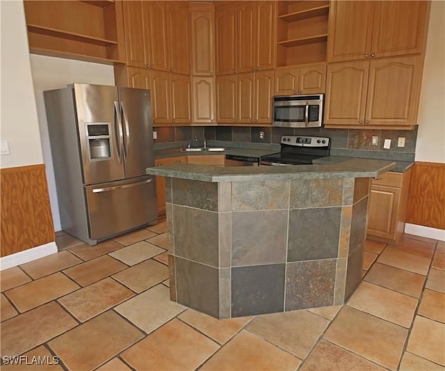 kitchen featuring a center island, sink, light tile patterned floors, and stainless steel appliances