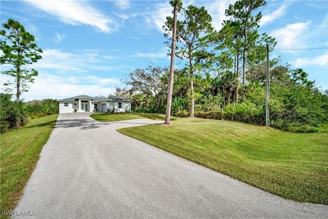 view of front of property featuring a front lawn