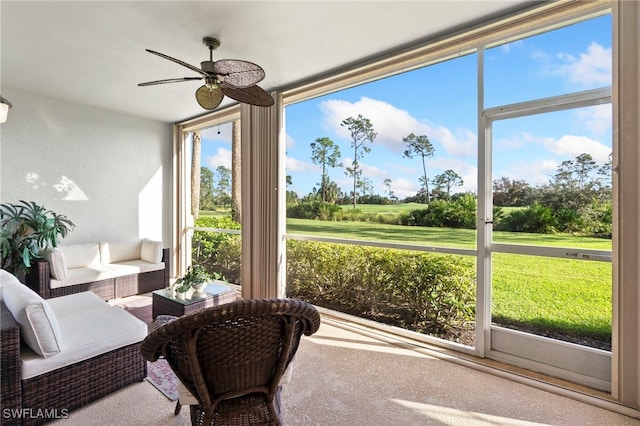 sunroom with ceiling fan