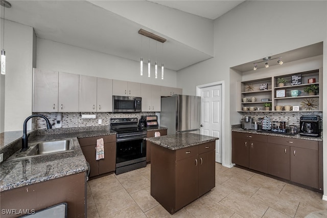 kitchen featuring sink, a kitchen island, appliances with stainless steel finishes, and dark brown cabinetry