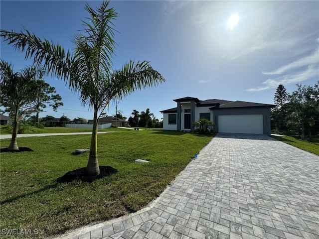 view of front facade featuring a front yard and a garage