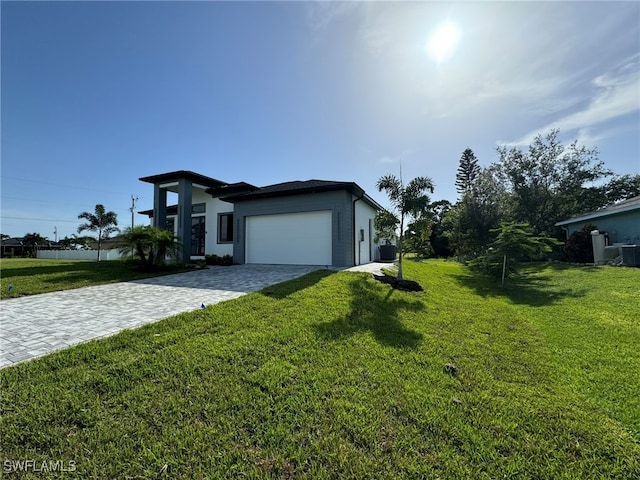 view of front of home featuring a front yard and a garage