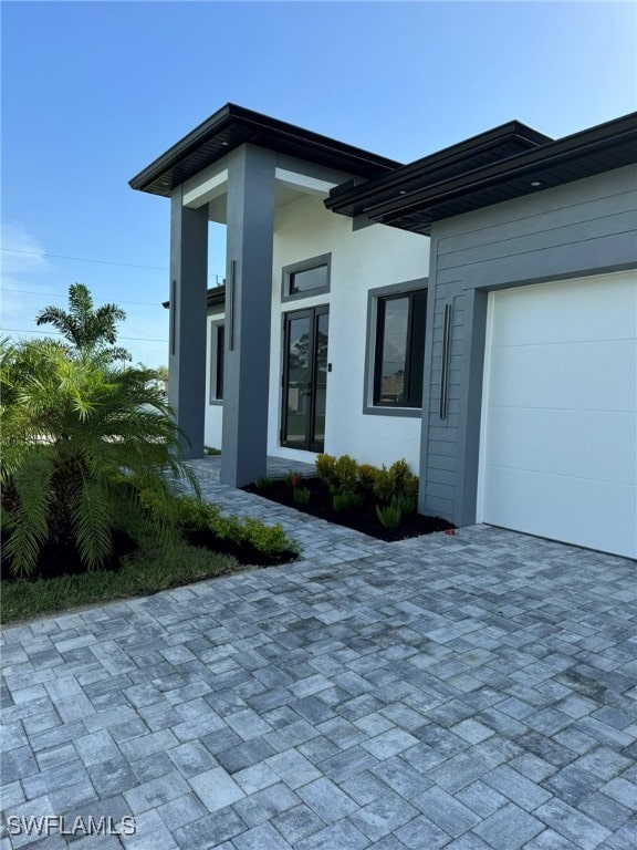 view of front facade featuring a garage