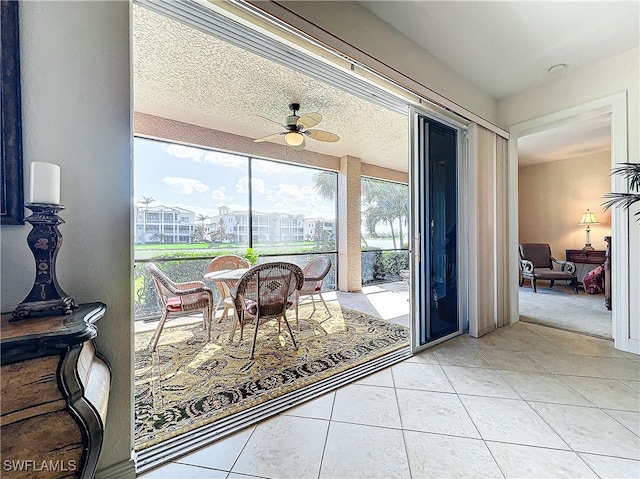 sunroom with ceiling fan