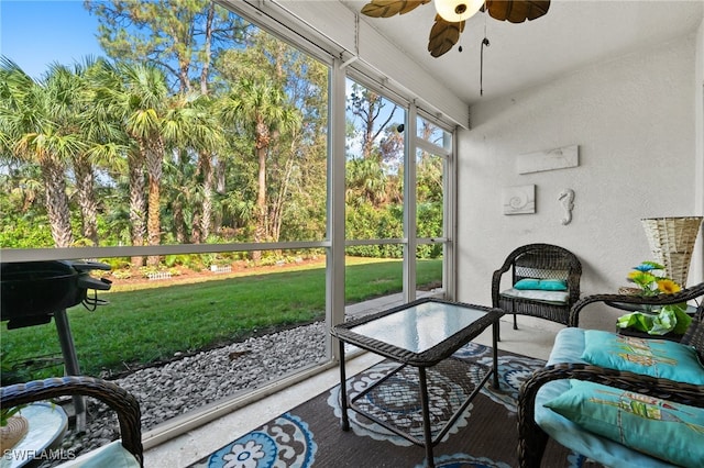 sunroom with ceiling fan