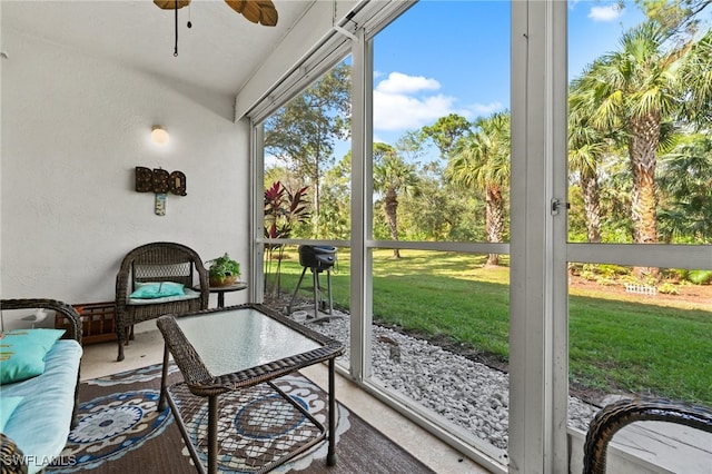 sunroom with ceiling fan