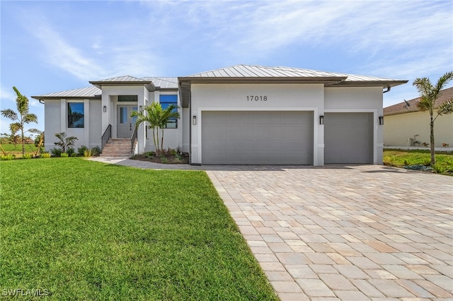 view of front of house featuring a front lawn and a garage