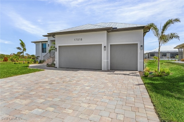 view of front of house featuring a front lawn and a garage