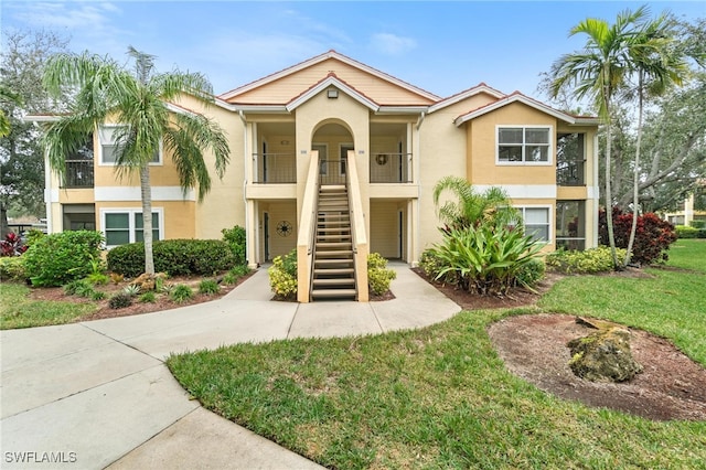 view of front of property featuring a front yard