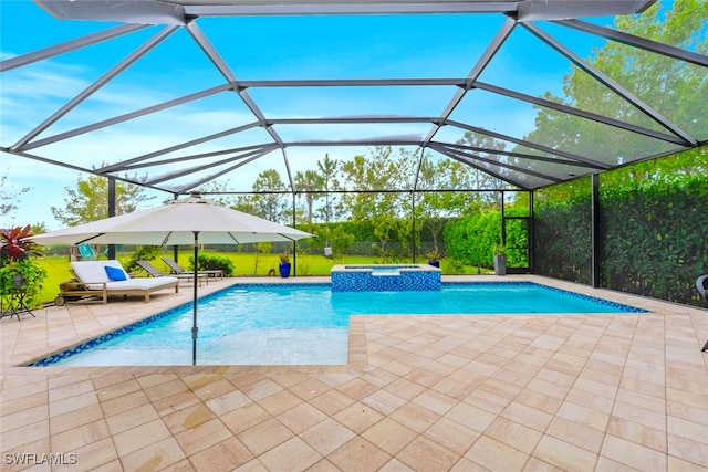 view of pool with an in ground hot tub, a patio, and a lanai