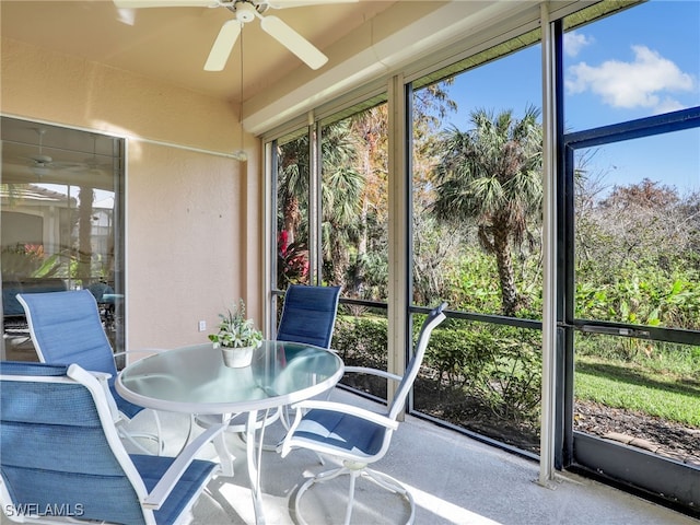 sunroom with ceiling fan