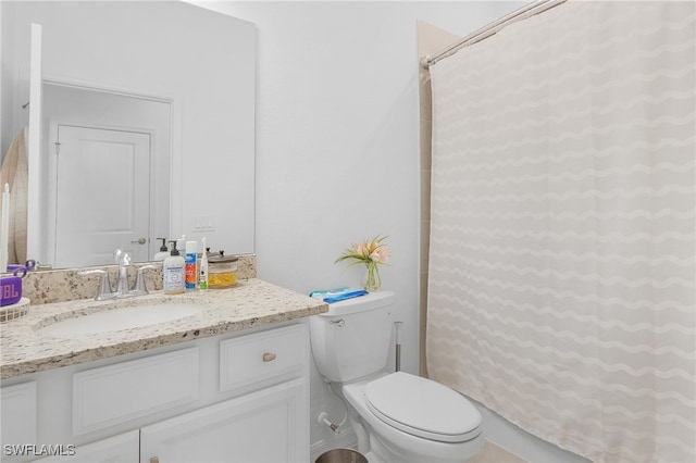 bathroom with a shower with shower curtain, vanity, and toilet