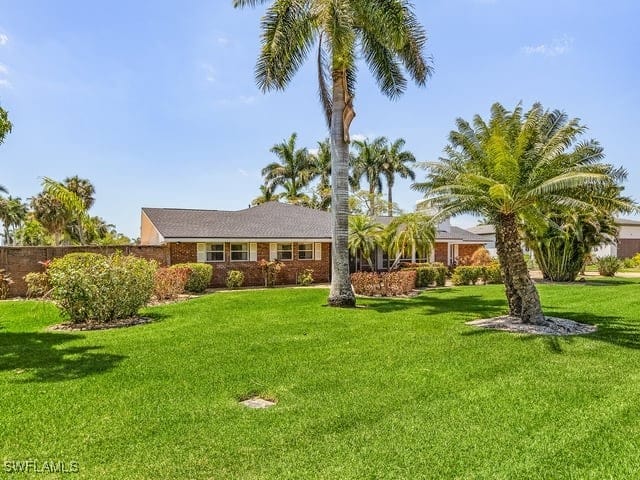 view of front of house featuring a front yard