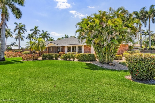 view of front facade featuring a front yard