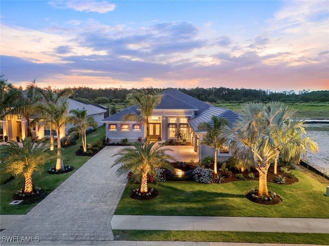 view of front of home featuring a lawn