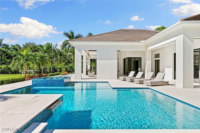 view of pool with an in ground hot tub and a patio