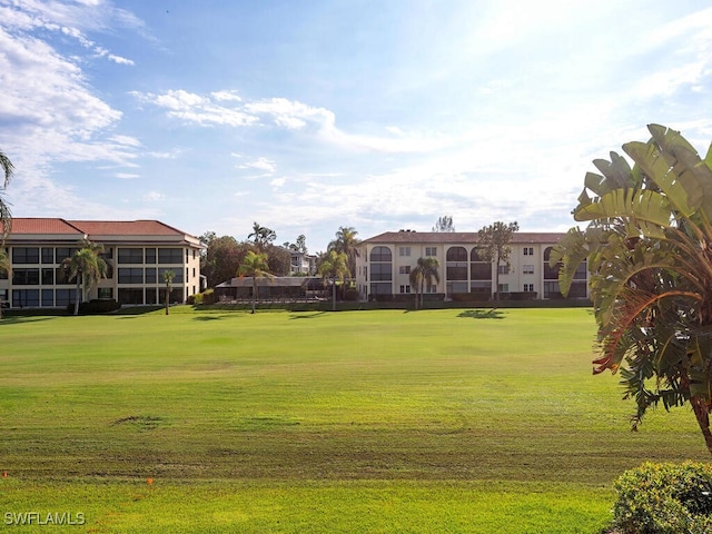 view of property's community featuring a yard