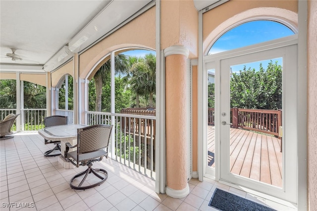 sunroom with ceiling fan