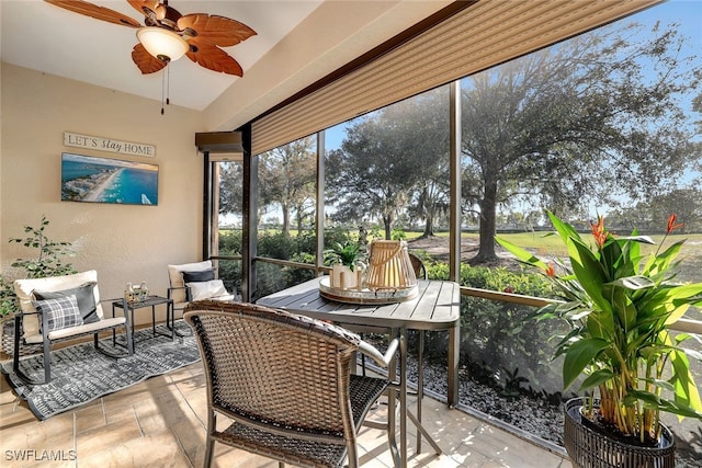 sunroom with ceiling fan