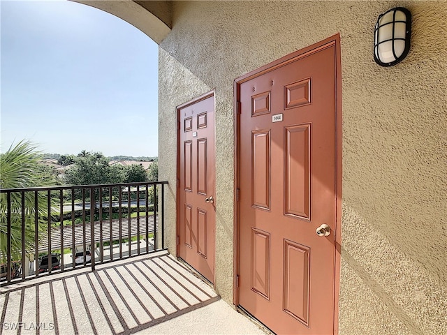 entrance to property featuring a balcony