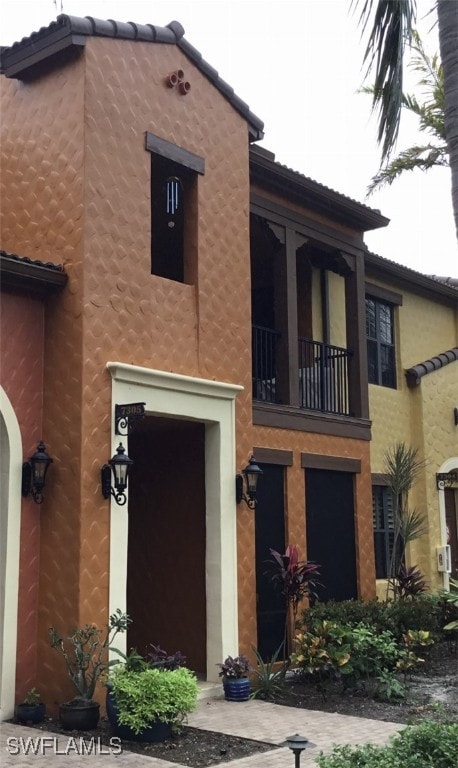 view of front facade with a balcony