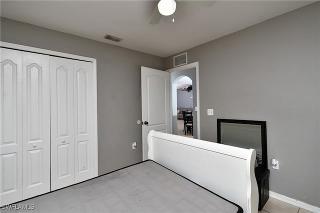 bedroom featuring a closet and ceiling fan