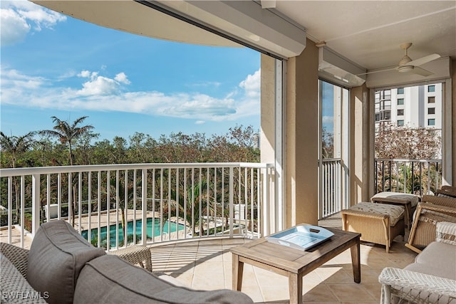 sunroom with ceiling fan