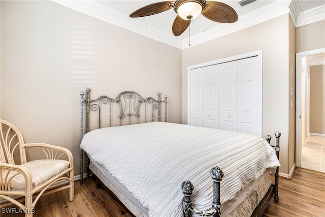 bedroom featuring a closet, ceiling fan, hardwood / wood-style floors, and ornamental molding