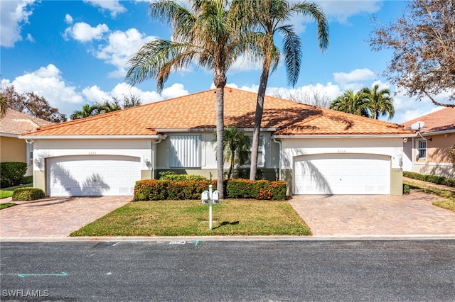 view of front of home featuring a garage and a front yard