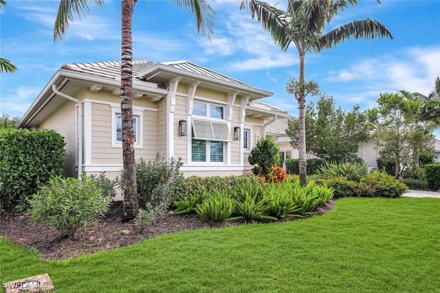 view of front of property with a front lawn