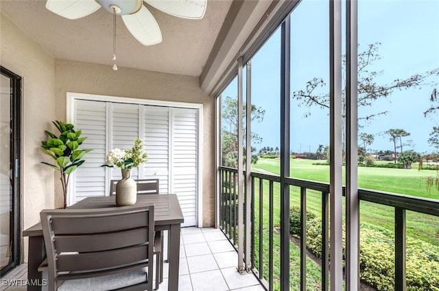 sunroom with ceiling fan